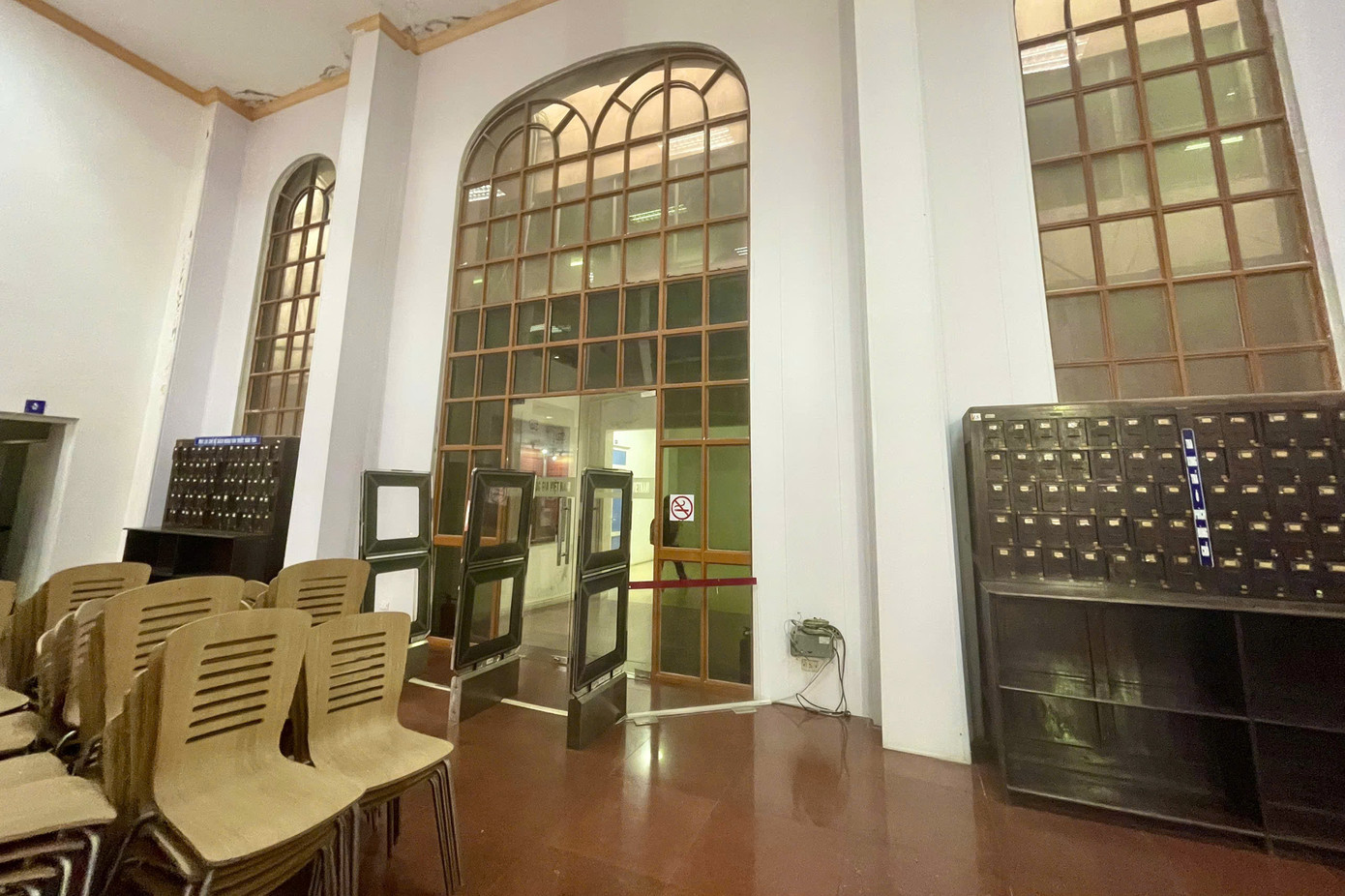 Công tác lưu trữ hồ sơ cũng bị chỉ ra nhiều thiếu sót. Ban quản lý dự án lưu trữ hồ sơ đối với các gói thầu tư vấn do Thư viện Quốc gia Việt Nam tổ chức thực hiện trước đó chưa đầy đủ (thiếu hồ sơ thực hiện, chứng chỉ năng lực của cá nhân thực hiện).