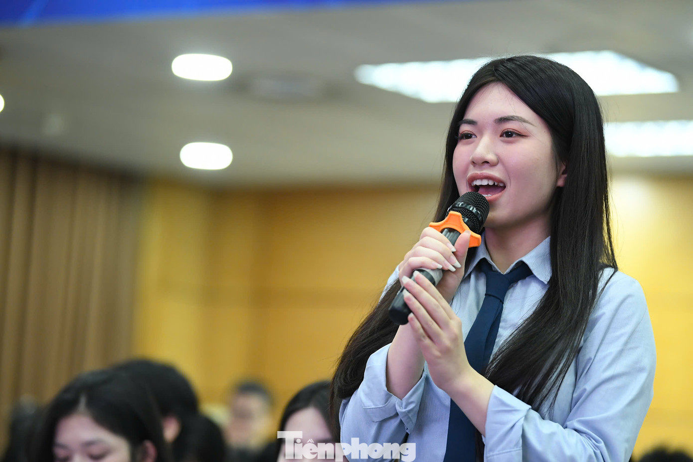 Sinh viên đặt câu hỏi cho ban tổ chức Hoa hậu Việt Nam 2024.