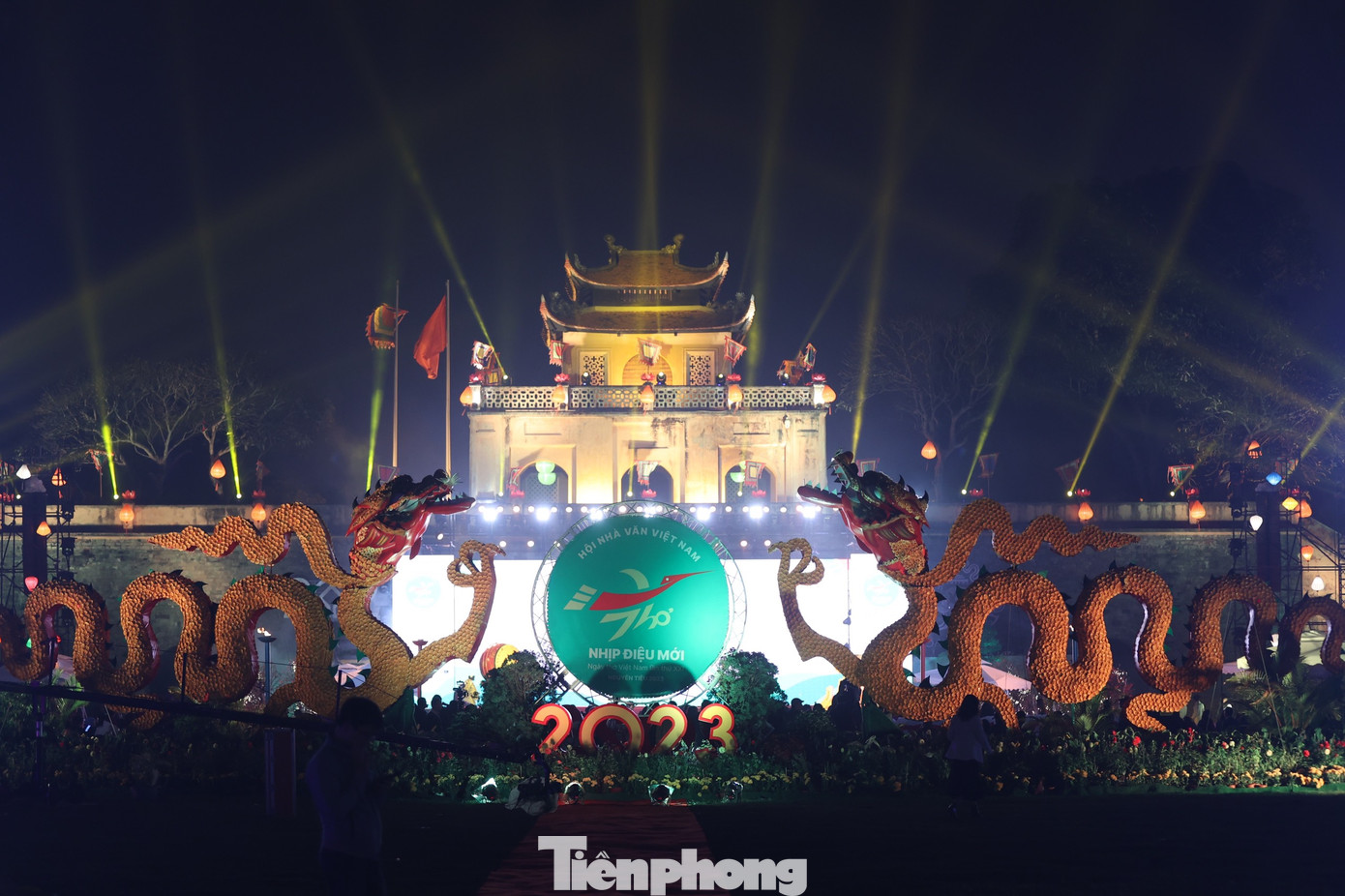 Đêm thơ Nguyên tiêu - sự kiện chính của Ngày thơ Việt Nam 2023 diễn ra từ 19h tối 5/2 tại Hoàng thành Thăng Long. Sau ba năm gián đoạn vì dịch bệnh, Ngày thơ Việt Nam 2023 do Hội Nhà văn Việt Nam tổ chức trở lại với nhiều sự đổi mới. Lấy tên gọi Nhịp điệu mới, Ngày thơ Việt Nam lần thứ 21 mang theo ước vọng về khí thế và niềm tin vào một tương lai tràn đầy hy vọng. Ảnh: NHƯ Ý. Đêm thơ Nguyên tiêu - sự kiện chính của Ngày thơ Việt Nam 2023 diễn ra từ 19h tối 5/2 tại Hoàng thành Thăng Long. Sau ba năm gián đoạn vì dịch bệnh, Ngày thơ Việt Nam 2023 do Hội Nhà văn Việt Nam tổ chức trở lại với nhiều sự đổi mới. Lấy tên gọi Nhịp điệu mới, Ngày thơ Việt Nam lần thứ 21 mang theo ước vọng về khí thế và niềm tin vào một tương lai tràn đầy hy vọng. Ảnh: NHƯ Ý.