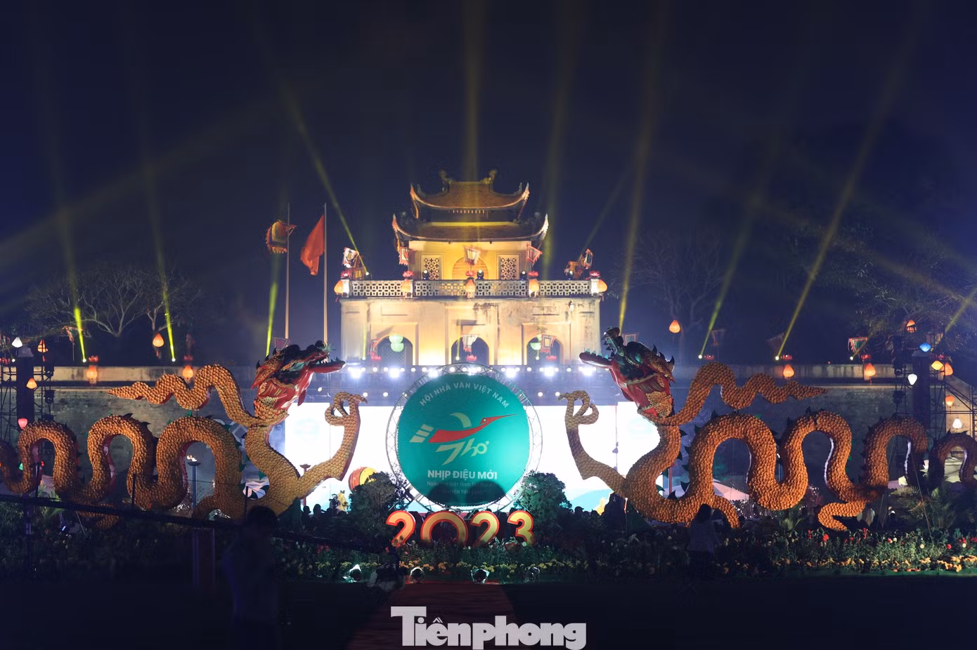 Đêm thơ Nguyên tiêu - sự kiện chính của Ngày thơ Việt Nam 2023 diễn ra từ 19h tối 5/2 tại Hoàng thành Thăng Long. Sau ba năm gián đoạn vì dịch bệnh, Ngày thơ Việt Nam 2023 do Hội Nhà văn Việt Nam tổ chức trở lại với nhiều sự đổi mới. Lấy tên gọi Nhịp điệu mới, Ngày thơ Việt Nam lần thứ 21 mang theo ước vọng về khí thế và niềm tin vào một tương lai tràn đầy hy vọng. Ảnh: NHƯ Ý.