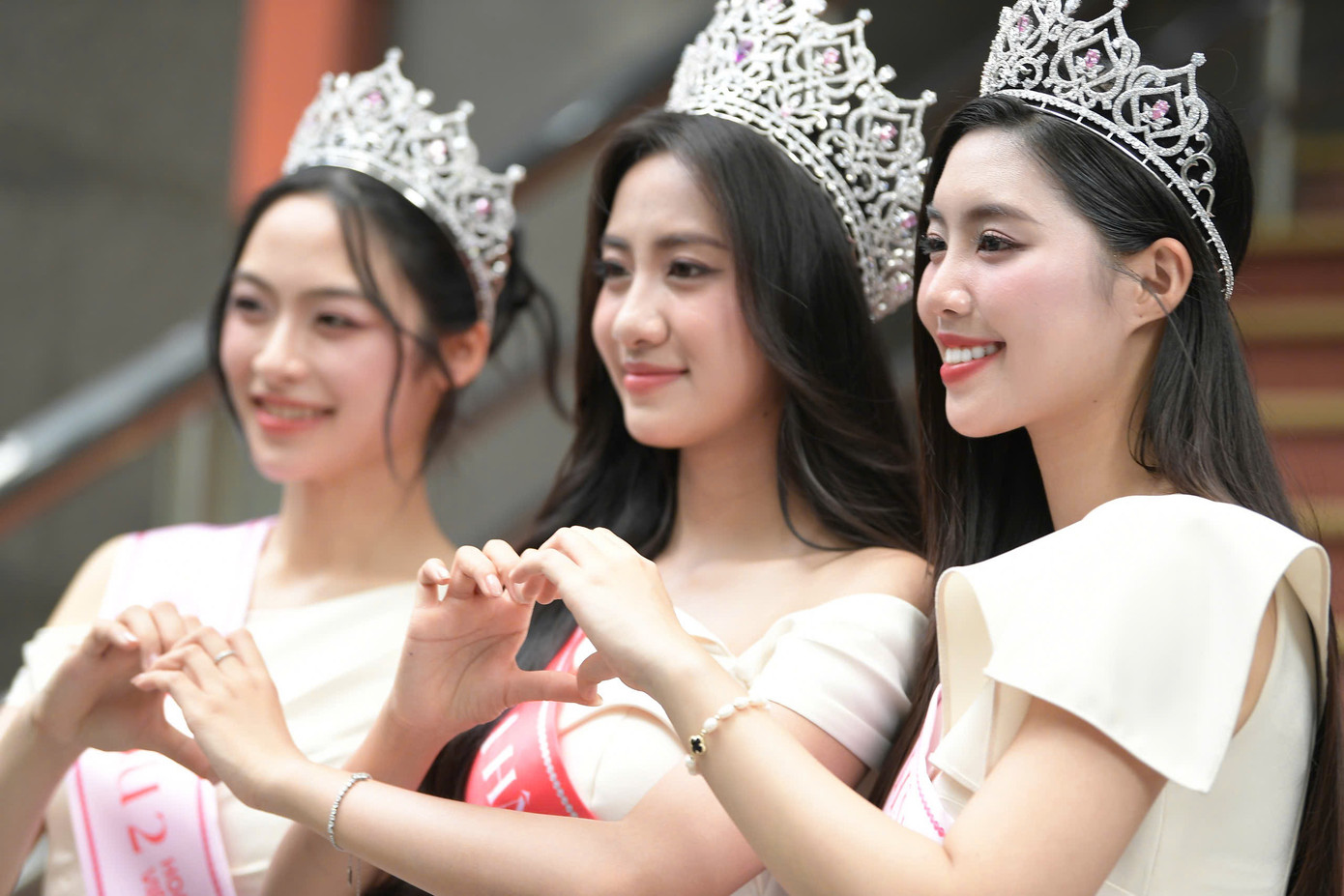 Top 3 Hoa hậu Việt Nam 2024 trong buổi giao lưu tại báo Tiền Phong chiều 1/7. Top 3 Hoa hậu Việt Nam 2024 trong buổi giao lưu tại báo Tiền Phong chiều 1/7.