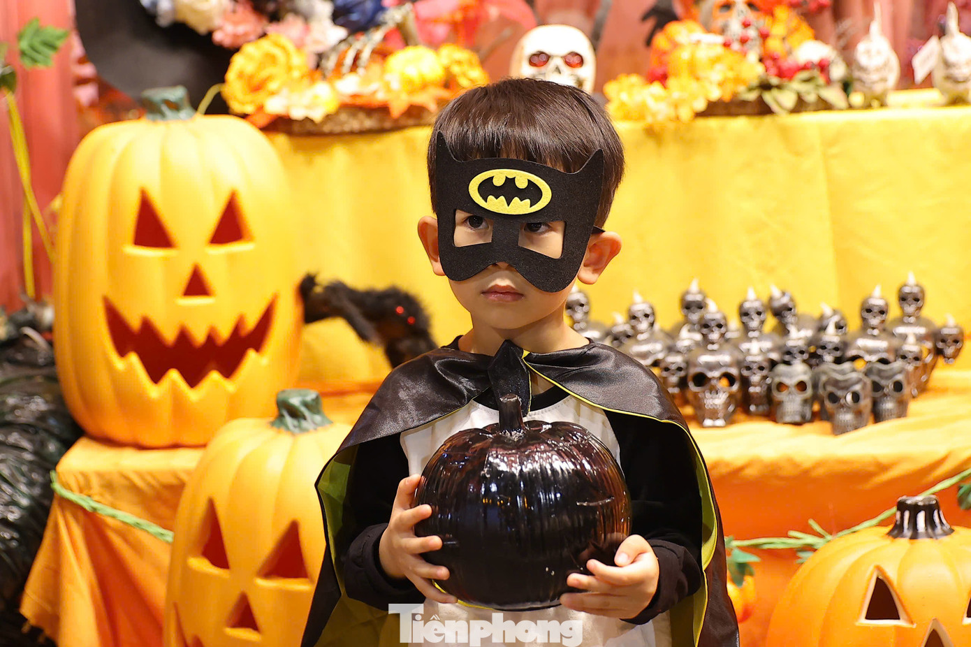 Một bé trai được hóa trang thành Người Dơi.