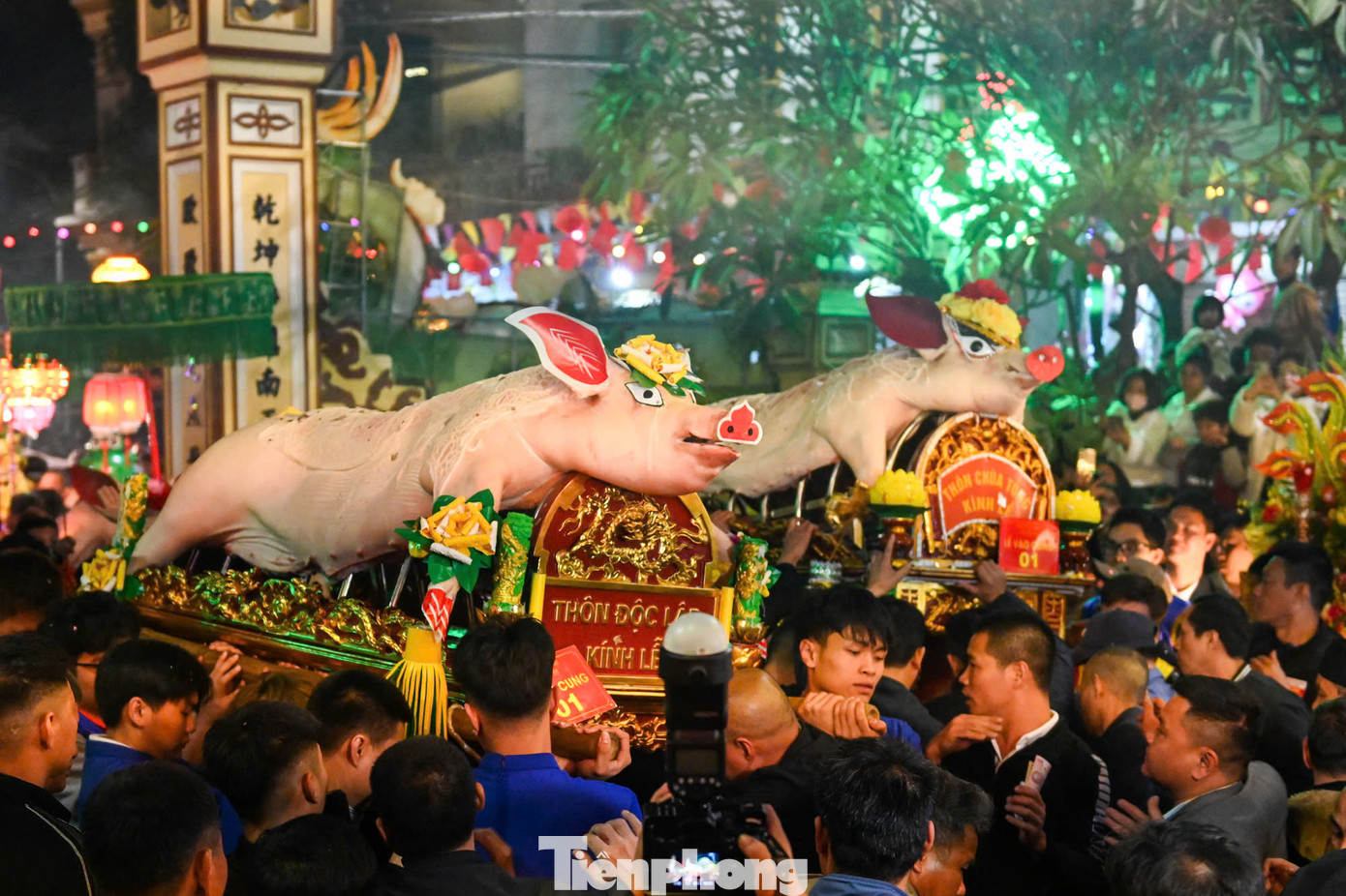 Dân làng La Phù thức xuyên đêm chơi hội. Mỗi gia đình tham gia rước lợn đều phấn đấu năm mới sẽ nuôi thêm được những "ông lợn" đạt tiêu chuẩn, phục vụ lễ hội các năm sau. Nếu có “ông lợn” nào bỏ ăn, ốm, gia đình được chọn nuôi phải mang lễ ra đình làng cầu khấn.