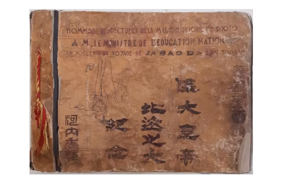 Album Nhà ảnh Hương Kỳ dâng ông Bộ trưởng Bộ Quốc gia Giáo dục nhân chuyến đi của hoàng đế Bảo Đại ra Bắc Kỳ xuất hiện trong phiên đấu giá. Ảnh: Lynda Trouvé. Album Nhà ảnh Hương Kỳ dâng ông Bộ trưởng Bộ Quốc gia Giáo dục nhân chuyến đi của hoàng đế Bảo Đại ra Bắc Kỳ xuất hiện trong phiên đấu giá. Ảnh: Lynda Trouvé.