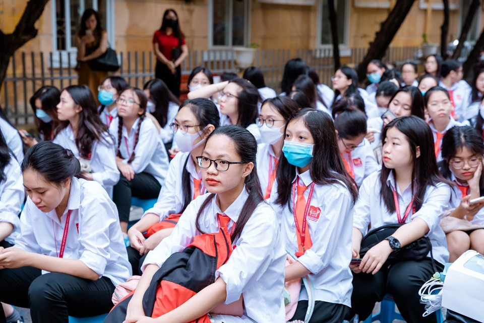 Gần 1.400 thí sinh đã tham gia kỳ thi tuyển sinh vào lớp 10 chuyên Khoa học Xã hội và Nhân văn năm 2024. Gần 1.400 thí sinh đã tham gia kỳ thi tuyển sinh vào lớp 10 chuyên Khoa học Xã hội và Nhân văn năm 2024.