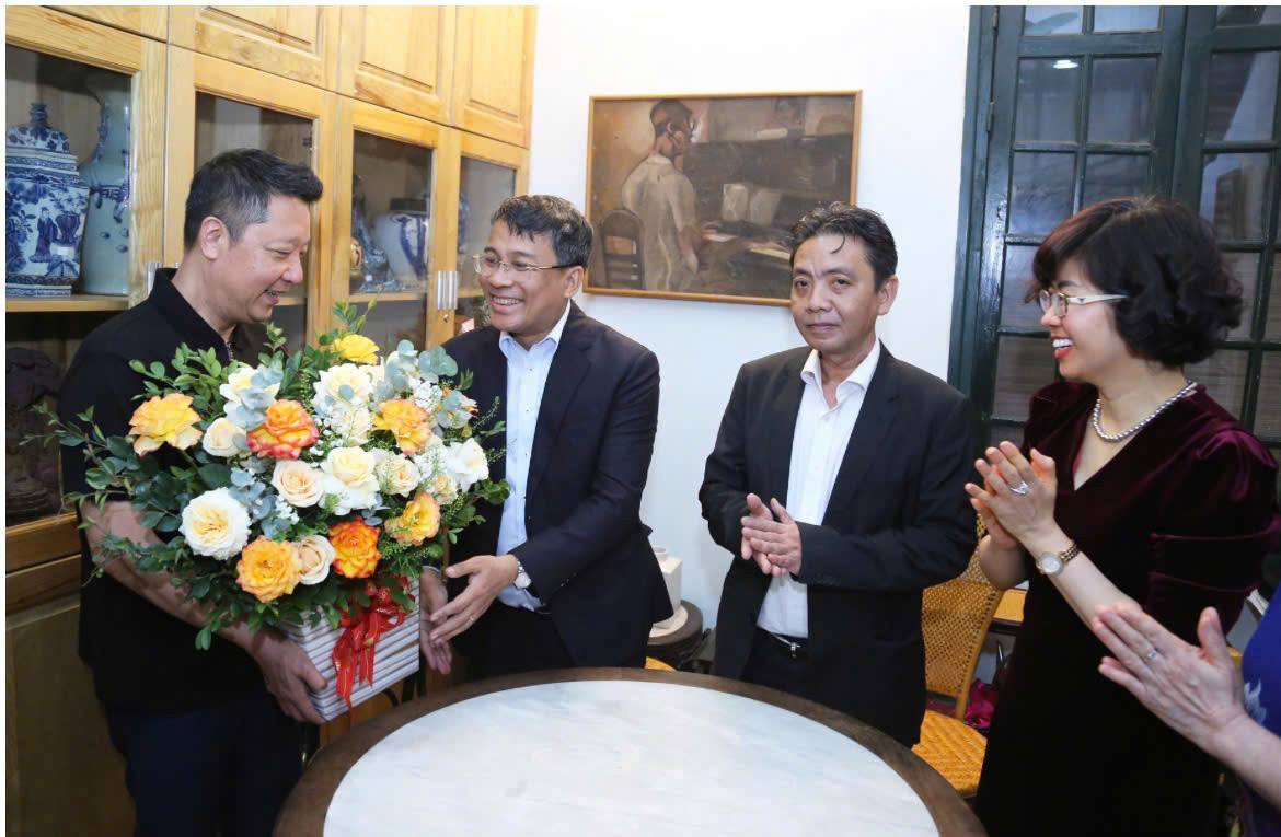 Thứ trưởng Thường trực Bộ Ngoại giao Nguyễn Minh Vũ gửi lời chúc mừng tới gia đình cố nhạc sĩ Hoàng Vân.