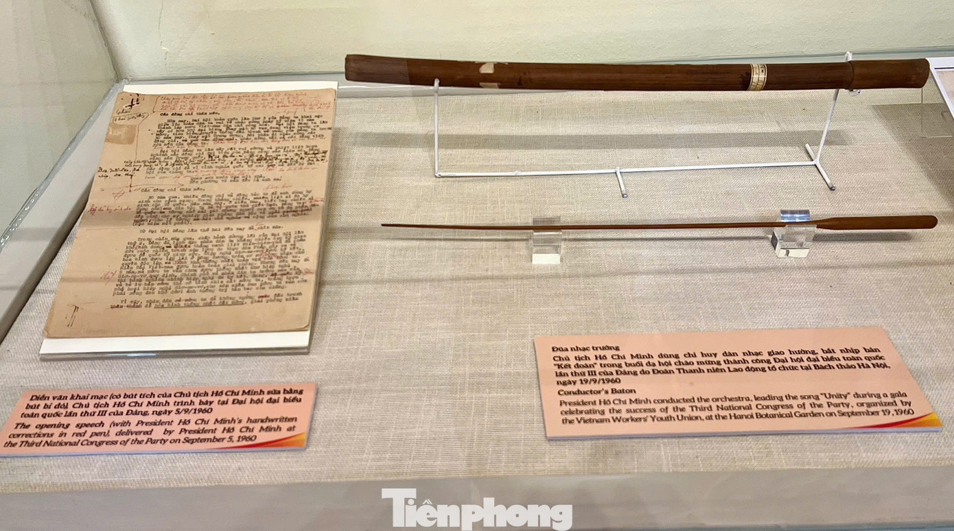Diễn văn có bút tích của Chủ tịch Hồ Chí Minh (trái) và đũa nhạc trưởng được Người sử dụng để chỉ huy dàn nhạc trong sự kiện mừng thành công của Đại hội đại biểu toàn quốc lần thứ III của Đảng. Ảnh: Ngọc Ánh. Diễn văn có bút tích của Chủ tịch Hồ Chí Minh (trái) và đũa nhạc trưởng được Người sử dụng để chỉ huy dàn nhạc trong sự kiện mừng thành công của Đại hội đại biểu toàn quốc lần thứ III của Đảng. Ảnh: Ngọc Ánh.