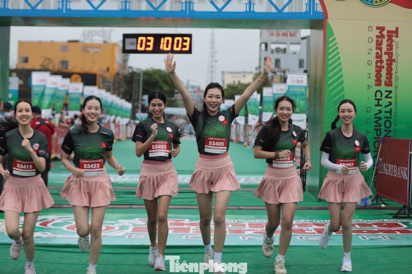 Trước giờ chạy, nhiều thí sinh cho biết dậy từ sớm để đến đường đua Tiền Phong Marathon. Trước giờ chạy, nhiều thí sinh cho biết dậy từ sớm để đến đường đua Tiền Phong Marathon.