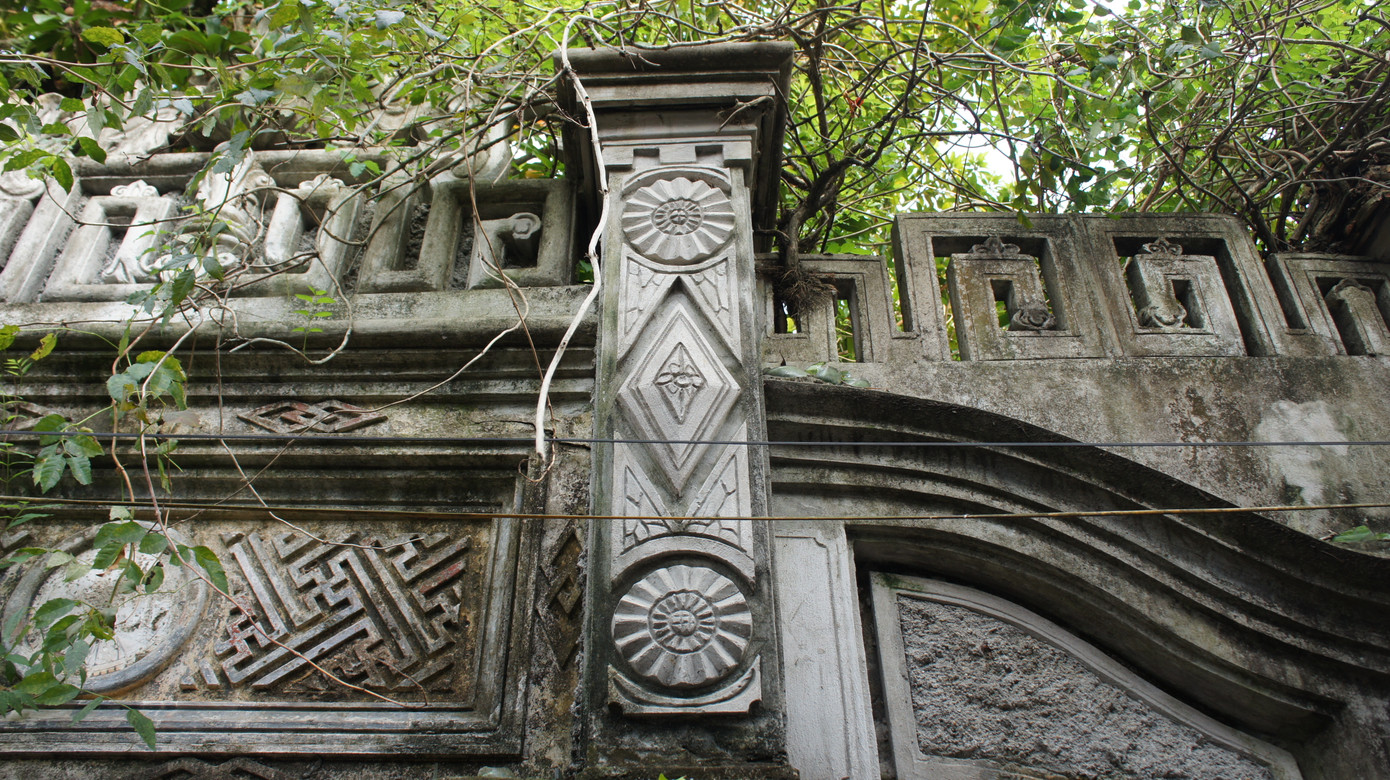 Cột nhà trang trí hoa lá theo phong cách Tây Âu.