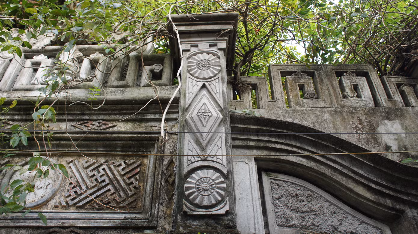 Cột nhà trang trí hoa lá theo phong cách Tây Âu.