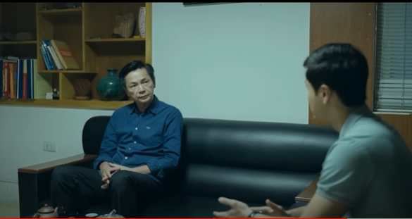 Đại tá Giang giao nhiệm vụ cho Vũ điều tra mối quan hệ giữa các công ty lớn ở Đông Bình. Ảnh: CMH.