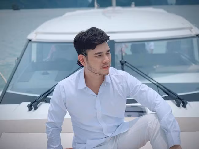 Vẻ điển trai của nam diễn viên Bão ngầm. Vẻ điển trai của nam diễn viên Bão ngầm.