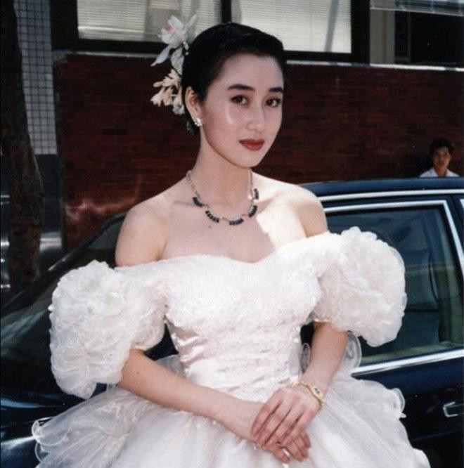 Lợi Trí tham gia cuộc thi "Hoa hậu Châu Á" năm 1986 và gây chú ý nhờ sắc vóc gợi cảm. Tài tử Hong Kong Nghê Khuông đã khen ngợi cô là "mỹ nhân 50 năm mới gặp" Lợi Trí tham gia cuộc thi "Hoa hậu Châu Á" năm 1986 và gây chú ý nhờ sắc vóc gợi cảm. Tài tử Hong Kong Nghê Khuông đã khen ngợi cô là "mỹ nhân 50 năm mới gặp"