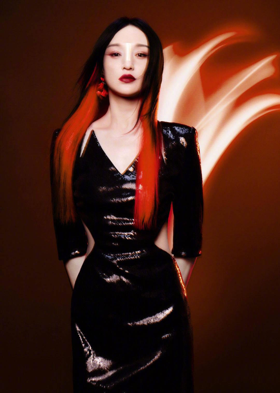 Tối 8/9, loạt ảnh Châu Tấn hợp tác với một hãng mỹ phẩm được công bố. Trong bộ ảnh mới, nữ diễn viên khiến người xem không khỏi liên tưởng tới hình tượng nhân vật Tiểu Duy trong &quot;Họa bì&quot; - vai diễn đình đám gắn với tên tuổi của Châu Tấn.