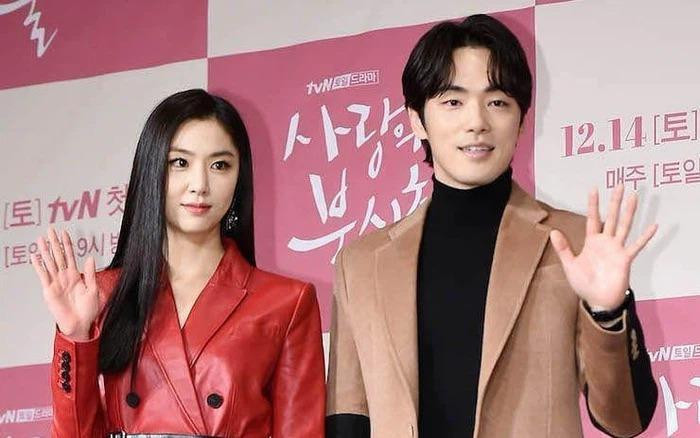 Seo Ji Hye và Kim Jung Hyun chính là cặp đôi phụ được yêu thích của &quot;Hạ cánh nơi anh&quot;. Nữ diễn viên hơn bạn trai tin đồn của mình tới 6 tuổi, tuy nhiên cả hai vẫn nhập vai rất ngọt ngào