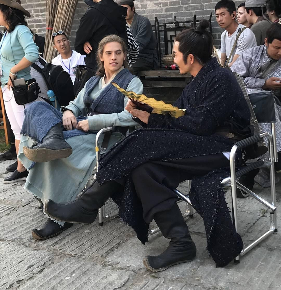 Dylan Sprouse trò chuyện cùng bạn diễn Trung Quốc.
