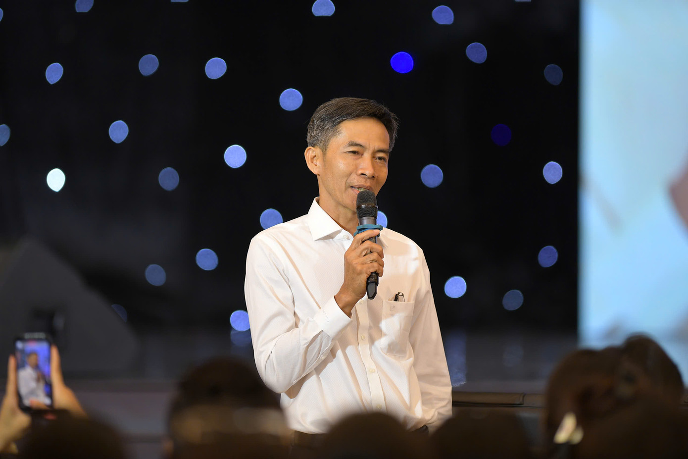 Trước đêm chung kết, gia đình đi tàu từ Phú Yên ra Huế cổ vũ Trúc Linh. Bố mẹ Trúc Linh đều là giáo viên tiểu học. Khi nghe Trúc Linh nói ý định thi nhan sắc, ông Phúc khuyên con cần tìm hiểu kỹ cuộc thi, nắm rõ tiêu chí. Ảnh: Dương Triều. Trước đêm chung kết, gia đình đi tàu từ Phú Yên ra Huế cổ vũ Trúc Linh. Bố mẹ Trúc Linh đều là giáo viên tiểu học. Khi nghe Trúc Linh nói ý định thi nhan sắc, ông Phúc khuyên con cần tìm hiểu kỹ cuộc thi, nắm rõ tiêu chí. Ảnh: Dương Triều.