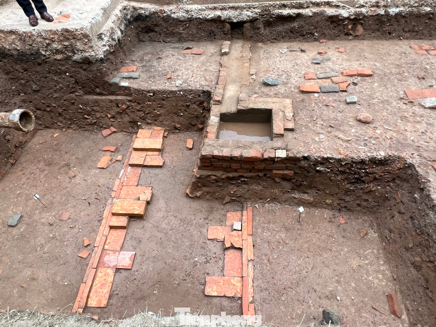 Kết quả khai quật đã xác định được hệ thống di tích, di vật phong phú và bước đầu xác định được một phần kết cấu kiến trúc khu vực chính điện Kính Thiên thời Lê sơ gồm có chính điện Kính Thiên, Ngự đạo, sân Đại Triều, cổng, tường vây và hành lang bao quanh.