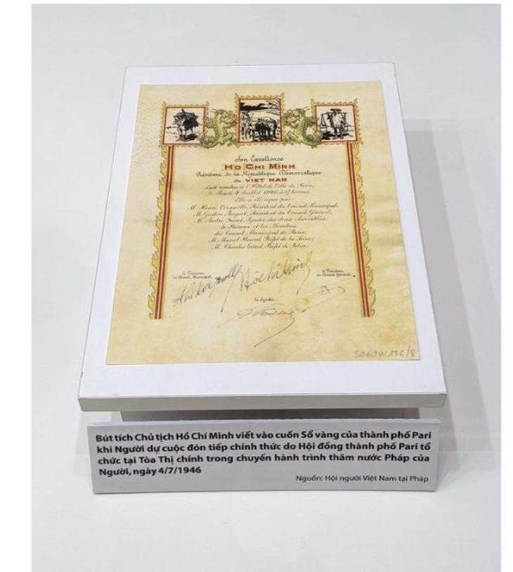 Bút tích chữ ký của Chủ tịch Hồ Chí Minh trong trang Sổ vàng của thành phố Paris. Ảnh: BTHCM. Bút tích chữ ký của Chủ tịch Hồ Chí Minh trong trang Sổ vàng của thành phố Paris. Ảnh: BTHCM.