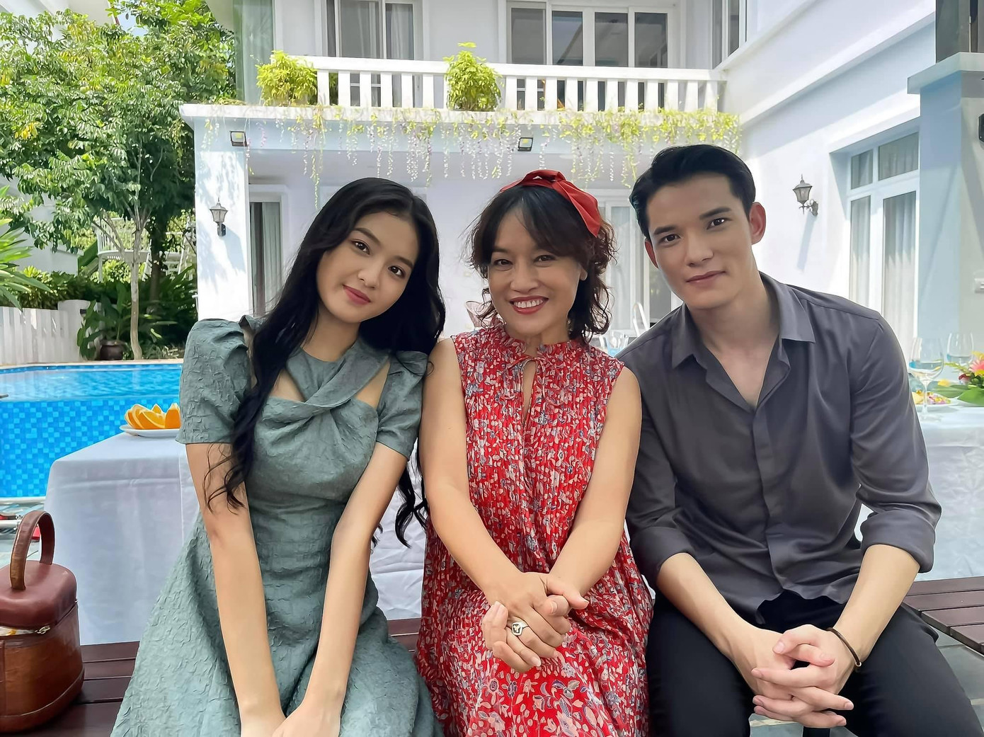 &quot;Em trai&quot; của Thu Quỳnh đăng tải hình ảnh cùng bà Bích (diễn viên Tú Oanh) và Diệp (Bích Ngọc) thay cho lời tạm biệt. Với khoảnh khắc tình cảm mà Sỹ Hưng chia sẻ, nhiều khán giả để lại bình luận tin tưởng rằng cặp đôi &quot;oan gia&quot; Dũng và Diệp sẽ có cái kết hạnh phúc và được gia đình hai bên chấp thuận.