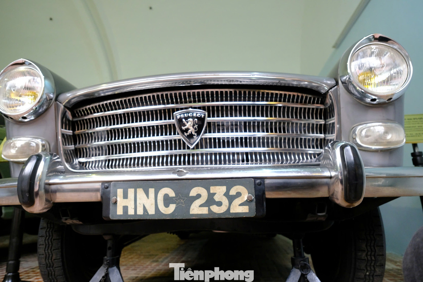 Ô tô Peugeot 404, biển đăng ký HNC 232 màu ghi bạc do một Việt kiều sinh sống ở Tân Đảo (tên gọi trước đây của các quần đảo, thuộc châu Đại Dương) mang về làm quà tặng Chính phủ và Chủ tịch Hồ Chí Minh. Xe cập bến Hải Phòng năm 1964, phục vụ Chủ tịch Hồ Chí Minh từ 1964 đến 1969. Theo hồ sơ của Cục Di sản văn hóa, tổng số km xe đã chạy là 16.575 km. Ô tô Peugeot 404, biển đăng ký HNC 232 màu ghi bạc do một Việt kiều sinh sống ở Tân Đảo (tên gọi trước đây của các quần đảo, thuộc châu Đại Dương) mang về làm quà tặng Chính phủ và Chủ tịch Hồ Chí Minh. Xe cập bến Hải Phòng năm 1964, phục vụ Chủ tịch Hồ Chí Minh từ 1964 đến 1969. Theo hồ sơ của Cục Di sản văn hóa, tổng số km xe đã chạy là 16.575 km.