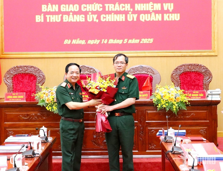 Thượng tướng Trịnh Văn Quyết tặng hoa chúc mừng Đại tá Lương Đình Chung.