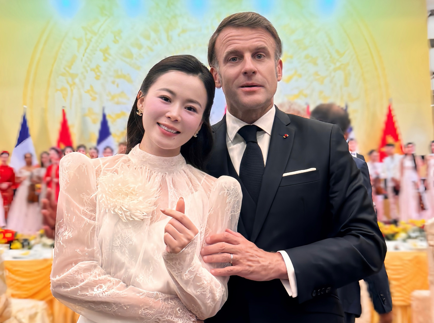 Ca sĩ Thùy Dung vinh dự chụp ảnh cùng Tổng thống Cộng hòa Pháp - Emmanuel Macron. Ca sĩ Thùy Dung vinh dự chụp ảnh cùng Tổng thống Cộng hòa Pháp - Emmanuel Macron.
