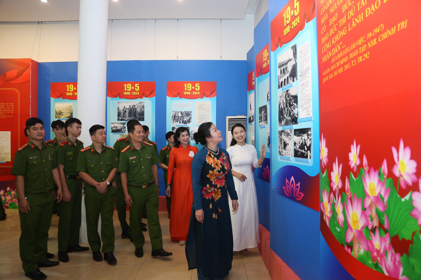 Triển lãm Hồ Chí Minh đẹp nhất tên Người được tổ chức đúng dịp kỷ niệm 134 năm Ngày sinh Chủ tịch Hồ Chí Minh (19/5/1890-19/5/2024). Triển lãm được Trung tâm Thông tin Triển lãm Hà Nội tổ chức, khai mạc sáng 20/5. Ảnh: Phạm Hùng.