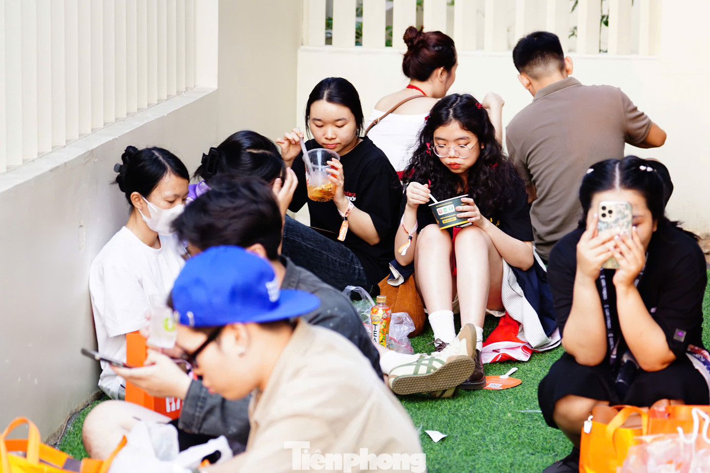 Một nhóm fan chuẩn bị đồ ăn trong lúc chờ đợi buổi diễn.