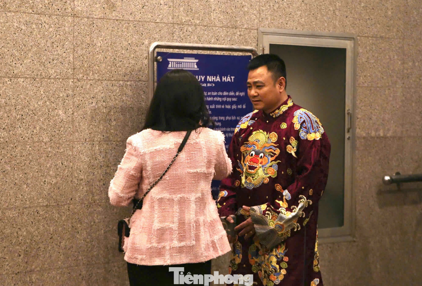 NSND Tự Long xuất hiện trước giờ ghi hình. Anh cũng để lộ tạo hình của nhân vật với trang phục lên chầu màu tím. Bộ đồ do NSƯT Đức Hùng thiết kế.