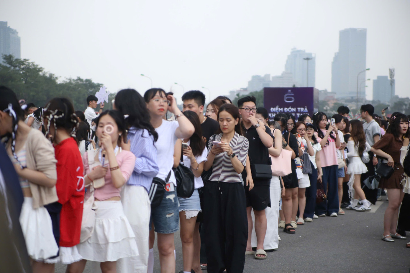 Ban tổ chức cũng cho biết thêm: &quot;Việc mua vé từ các nguồn không chính thống có thể dẫn đến rủi ro mua phải vé giả, vé đã qua sử dụng, hoặc vé bị thu hồi, gây thiệt hại trực tiếp đến quyền lợi của chính quý khách hàng&quot;.