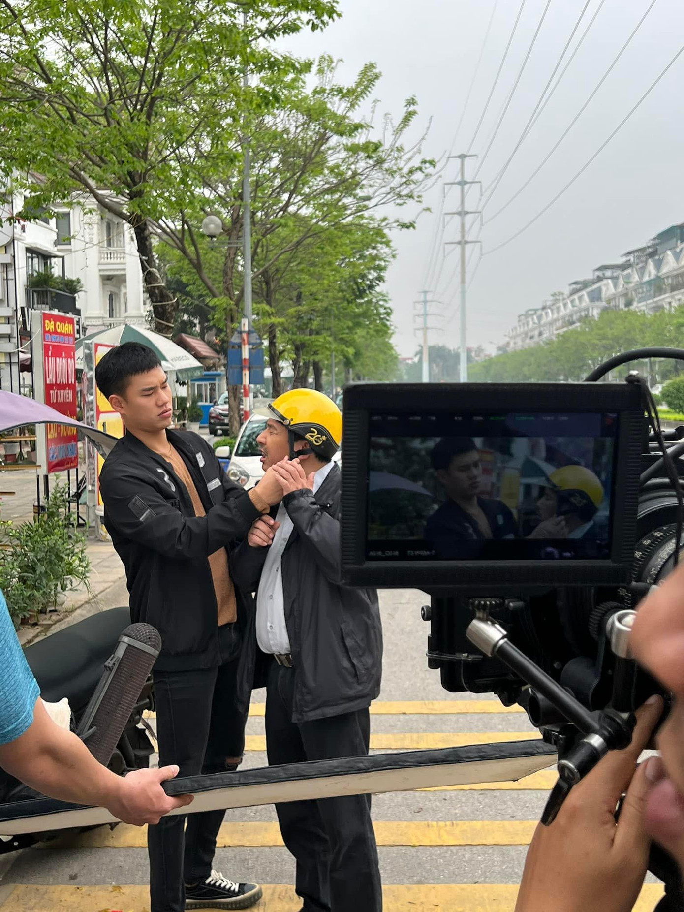 Với cậu con trai thứ hai, ông Tiện "chiều chuộng" hơn. Vì vậy, giữa NSƯT Quang Thắng và diễn viên trẻ Minh Hoàng có nhiều cảnh tương tác hài hước như cảnh đi xe máy có mái che, cảnh hai bố con ở quán ăn... Với cậu con trai thứ hai, ông Tiện "chiều chuộng" hơn. Vì vậy, giữa NSƯT Quang Thắng và diễn viên trẻ Minh Hoàng có nhiều cảnh tương tác hài hước như cảnh đi xe máy có mái che, cảnh hai bố con ở quán ăn...