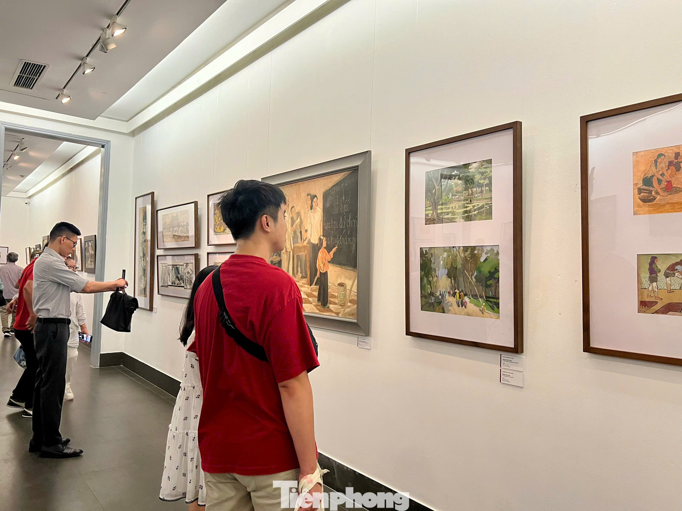 Các tác phẩm hội họa, đồ họa, điêu khắc được chọn lọc với chất liệu đa dạng, ngôn ngữ tạo hình phong phú, cho thấy tình cảm chân thành của các nghệ sĩ dành cho mảnh đất ngàn năm văn hiến.