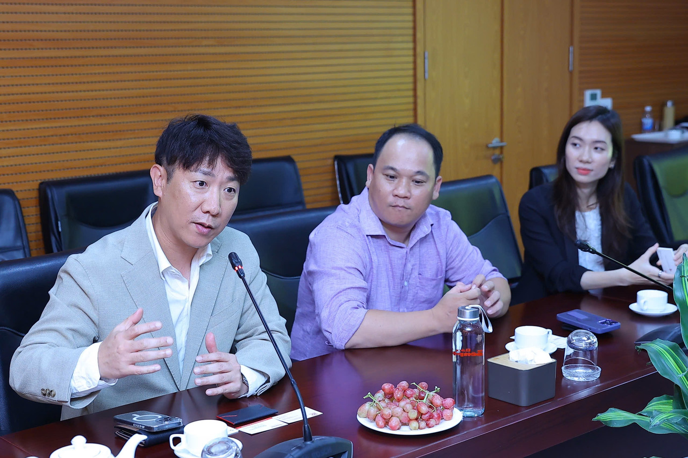 Nhà báo Phùng Công Sưởng giới thiệu với đại diện CGV về lịch sử hình thành, phát triển và những dấu ấn của báo Tiền Phong.