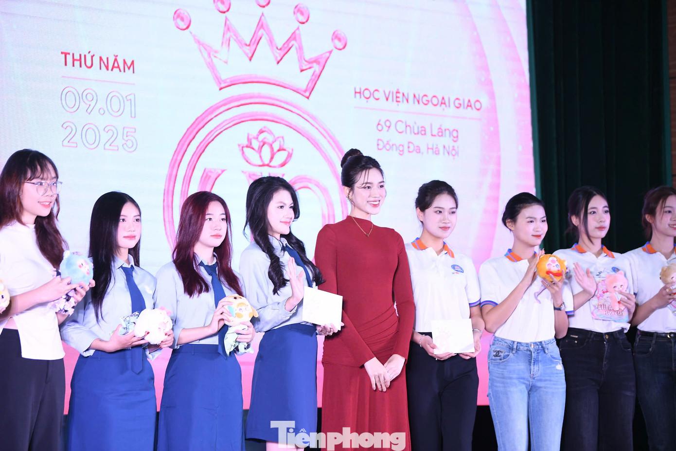 Đỗ Thị Hà và các sinh viên trong thử thách catwalk.