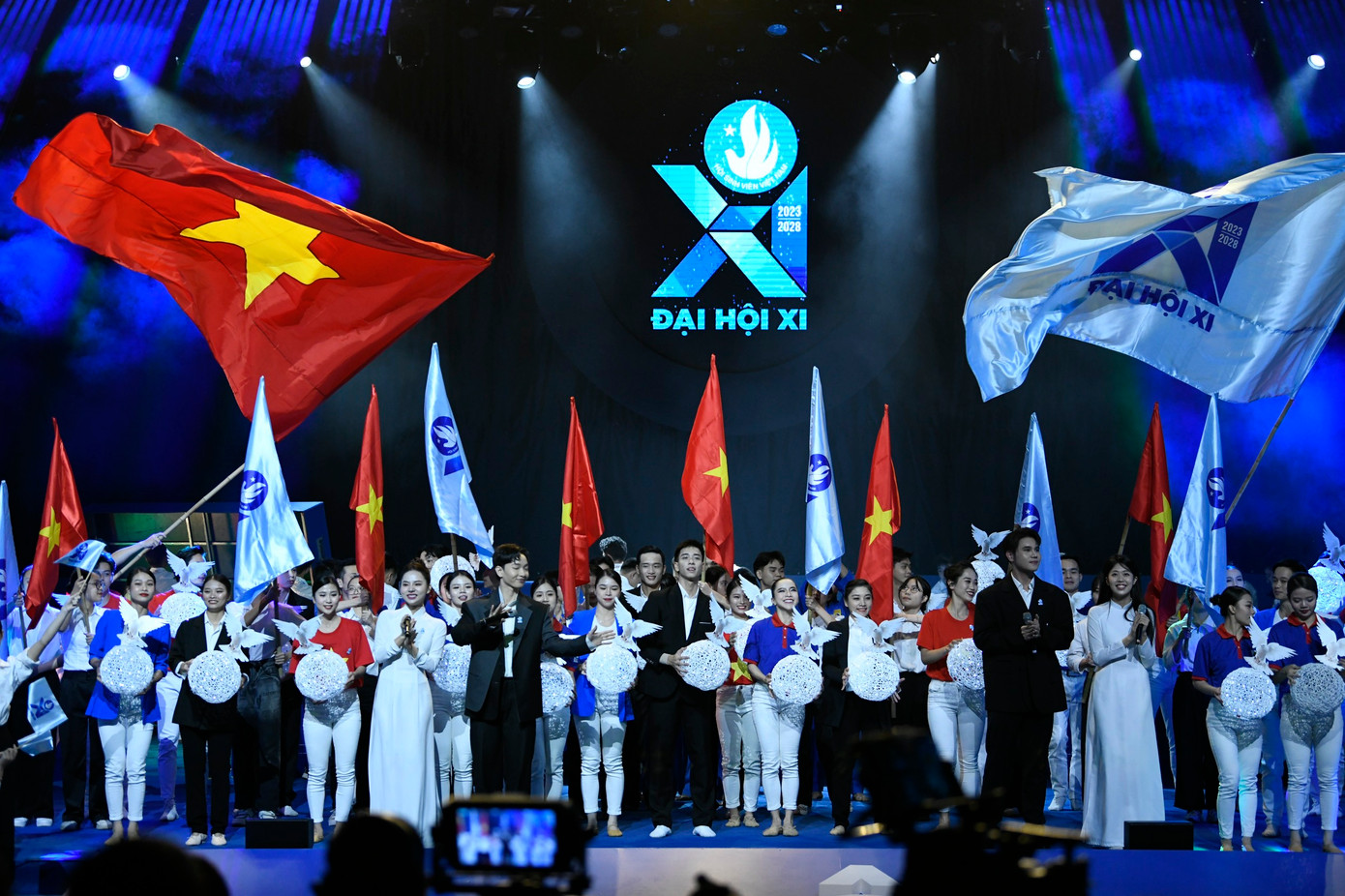 Tiết mục Khát vọng Sinh viên Việt Nam nêu cao chủ đề chương 3 - Khát vọng - Sinh viên Việt Nam khát khao được học tập và cống hiến cho đất nước, phát triển bản thân để làm rạng danh dân tộc, nhiều khát khao nhỏ cùng hướng đến một giấc mơ lớn - mang Việt Nam vươn ra thế giới.