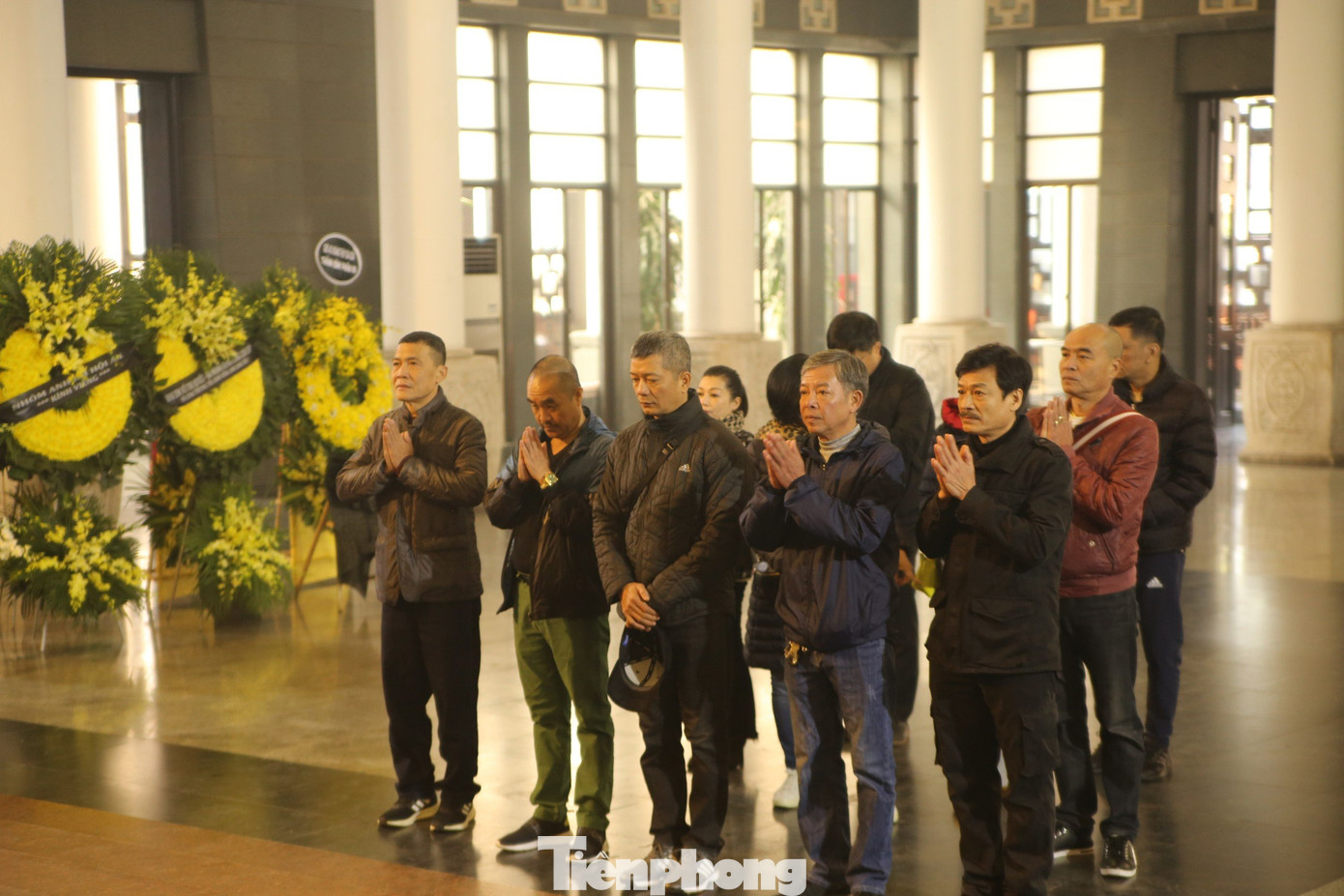 Đồng nghiệp ở Hãng phim truyện Việt Nam, lớp đạo diễn, diễn viên khóa 1 đưa tiễn đạo diễn Long Vân. Ảnh: Gia Linh Đồng nghiệp ở Hãng phim truyện Việt Nam, lớp đạo diễn, diễn viên khóa 1 đưa tiễn đạo diễn Long Vân. Ảnh: Gia Linh