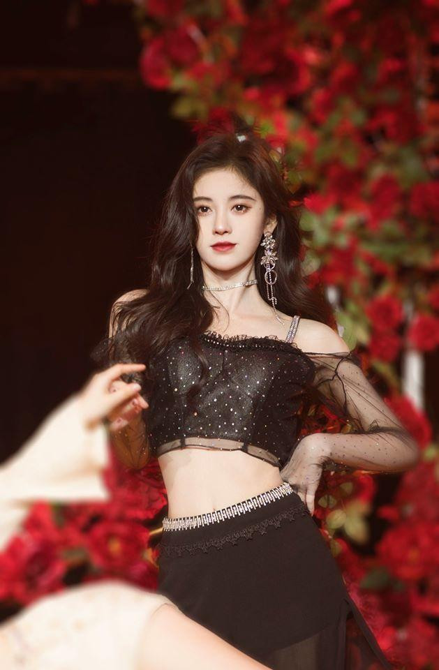 Mỹ nhân của làng phim Hoa ngữ được biết đến với những vai diễn trong: Hiên viên kiếm - Hán chi vân, Như Ý phương phi, Vân tịch truyện, Tân bạch nương tử truyền kỳ, Thư sinh xinh đẹp,... Dù đã tham gia nhiều bộ phim, Cúc Tịnh Y chưa thực sự được đánh giá cao ở khả năng diễn xuất. Mỹ nhân của làng phim Hoa ngữ được biết đến với những vai diễn trong: Hiên viên kiếm - Hán chi vân, Như Ý phương phi, Vân tịch truyện, Tân bạch nương tử truyền kỳ, Thư sinh xinh đẹp,... Dù đã tham gia nhiều bộ phim, Cúc Tịnh Y chưa thực sự được đánh giá cao ở khả năng diễn xuất.