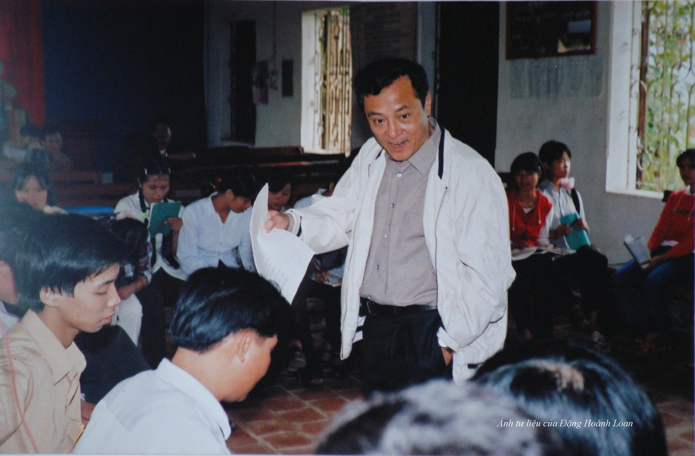 Nhạc sĩ Đặng Hoành Loan dạy hát điệu hát Đón đào cho nam nữ thanh niên xã Đức Bác (Vĩnh Phúc). Ảnh: Tư liệu.