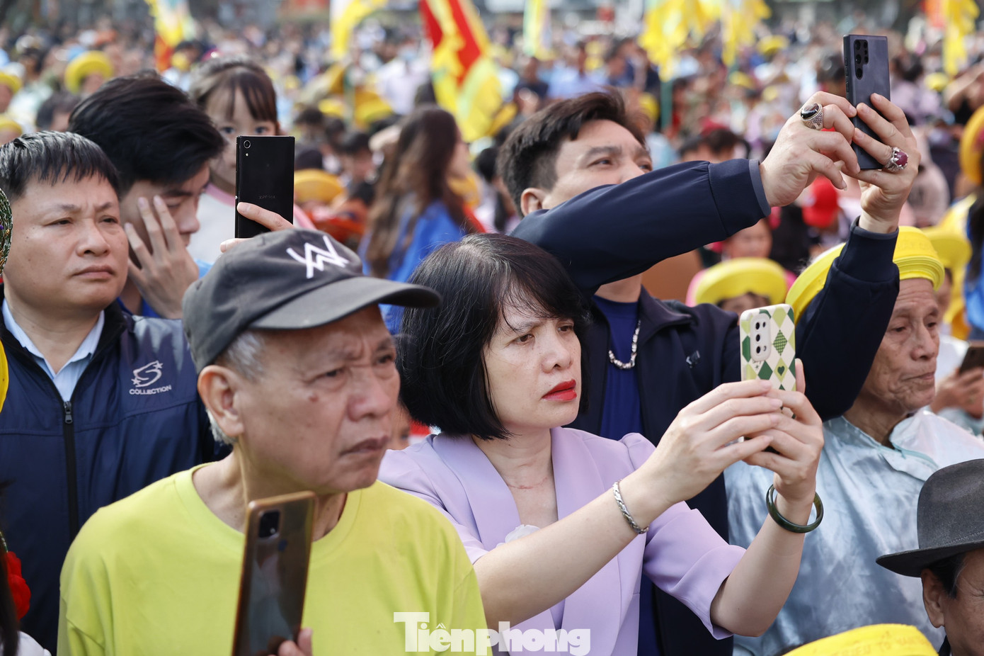Người dân chen chân xem màn trống hội và sử thi về vua Quang Trung. Nhiều người diện áo dài, dẫn theo trẻ em tới tham dự lễ hội.