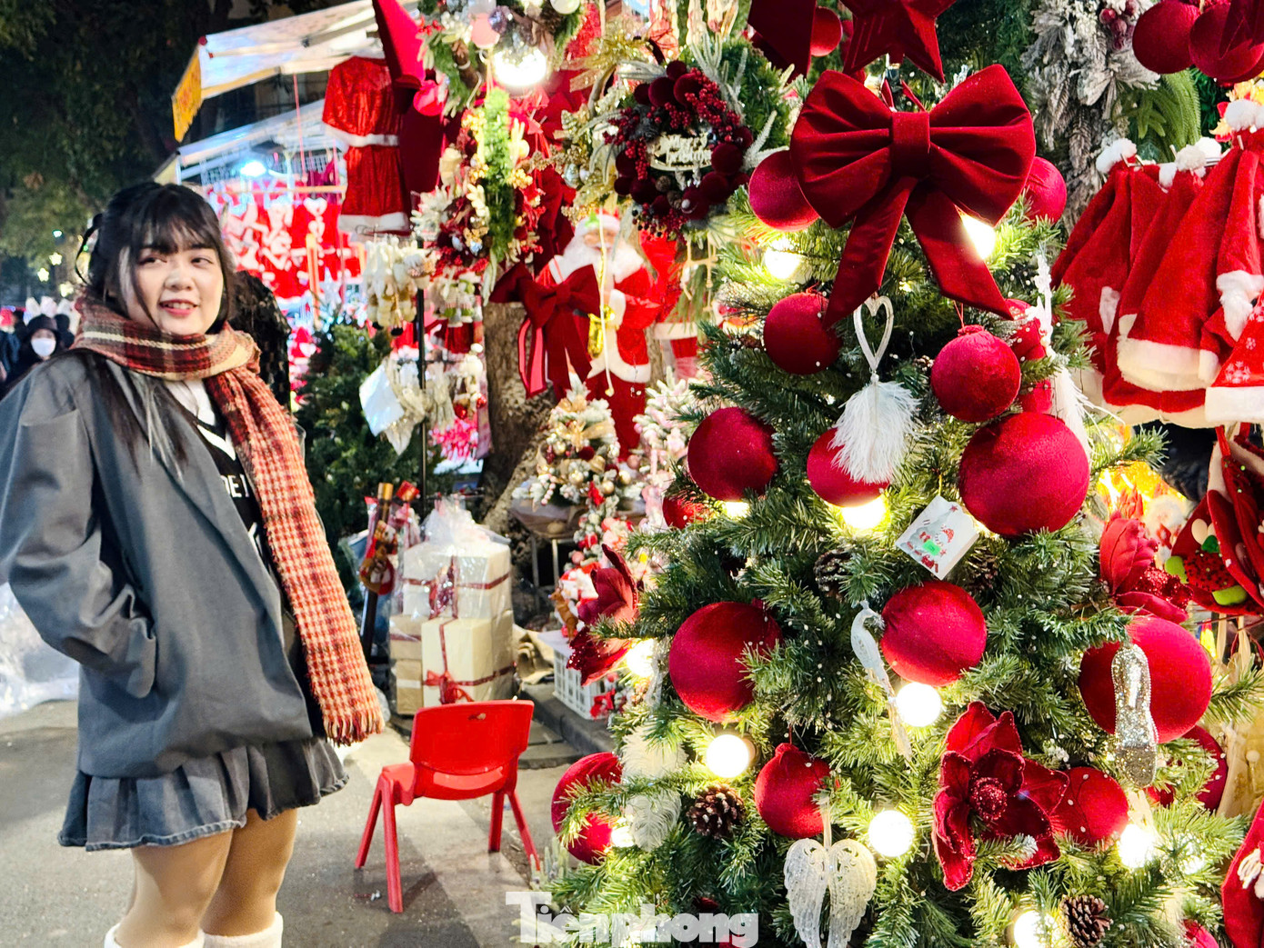 Du khách check-in tại Hàng Mã tối cuối tuần.