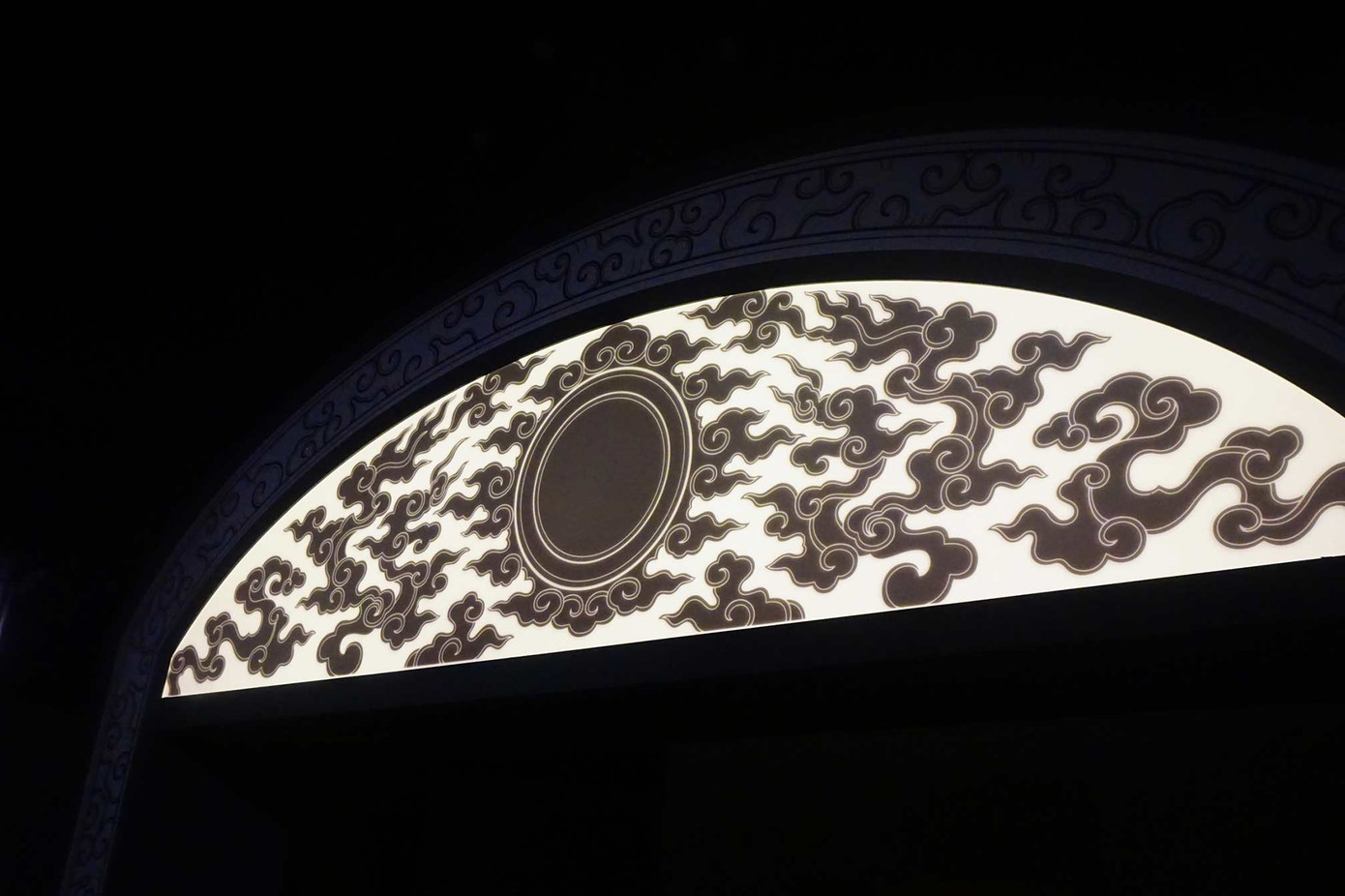 Du khách khám phá hình tượng rồng hóa mây, hóa lửa. Du khách khám phá hình tượng rồng hóa mây, hóa lửa.