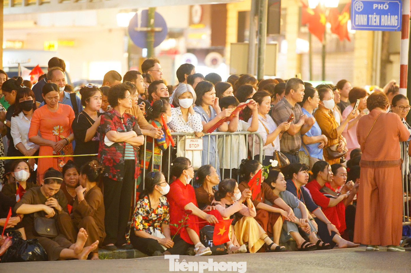 Người dân ngóng chờ chiêm bái xá lợi Phật - bảo vật quốc gia Ấn Độ lần đầu đến Việt Nam.