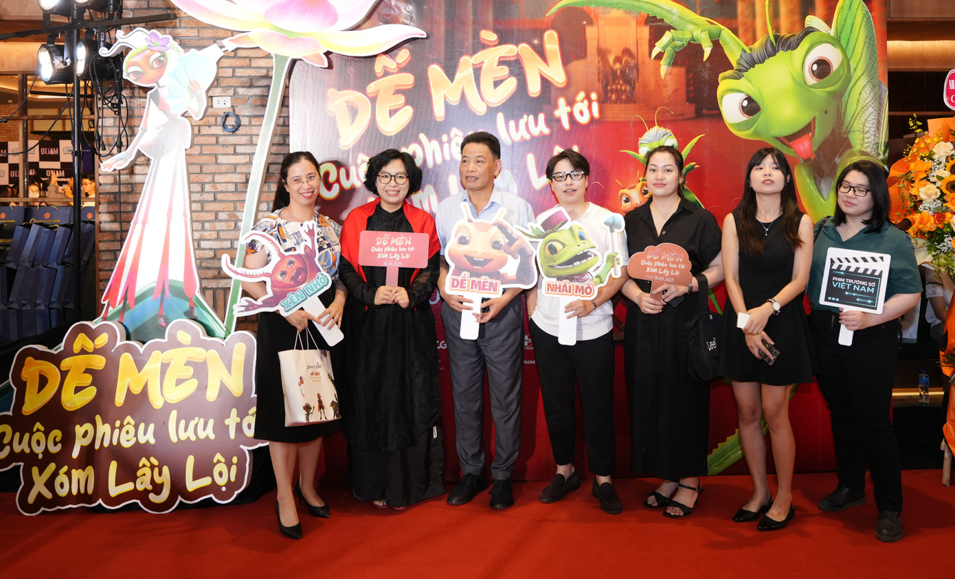 Đạo diễn Mai Phương (thứ hai từ trái sang) và gia đình nhà văn Tô Hoài.