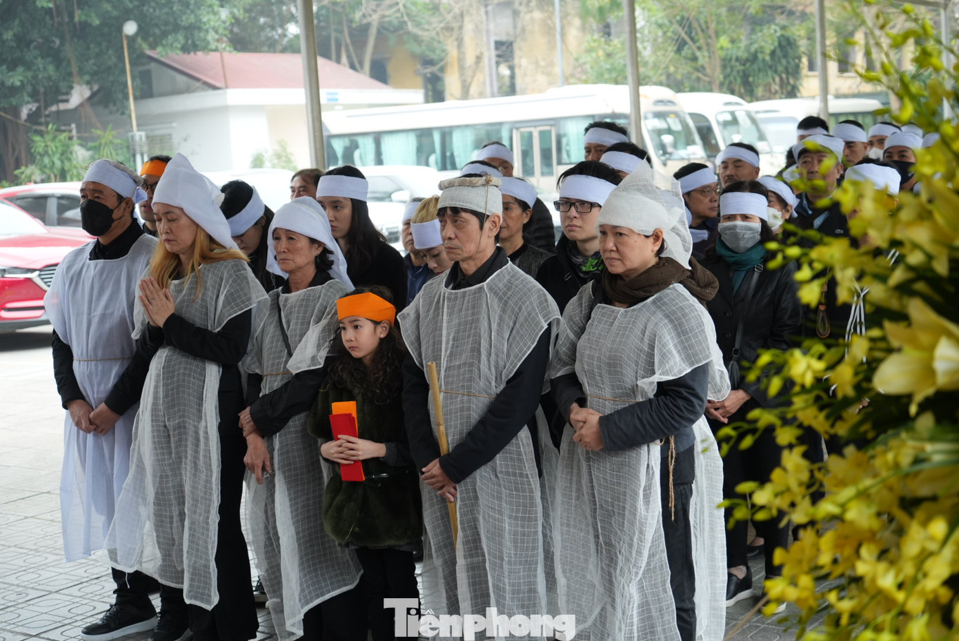 Gia đình xúc động trước giờ phút đưa tiễn nhà thơ, dịch giả Dương Tường về nơi an nghỉ cuối cùng. Ảnh: TRỌNG QUÂN.
