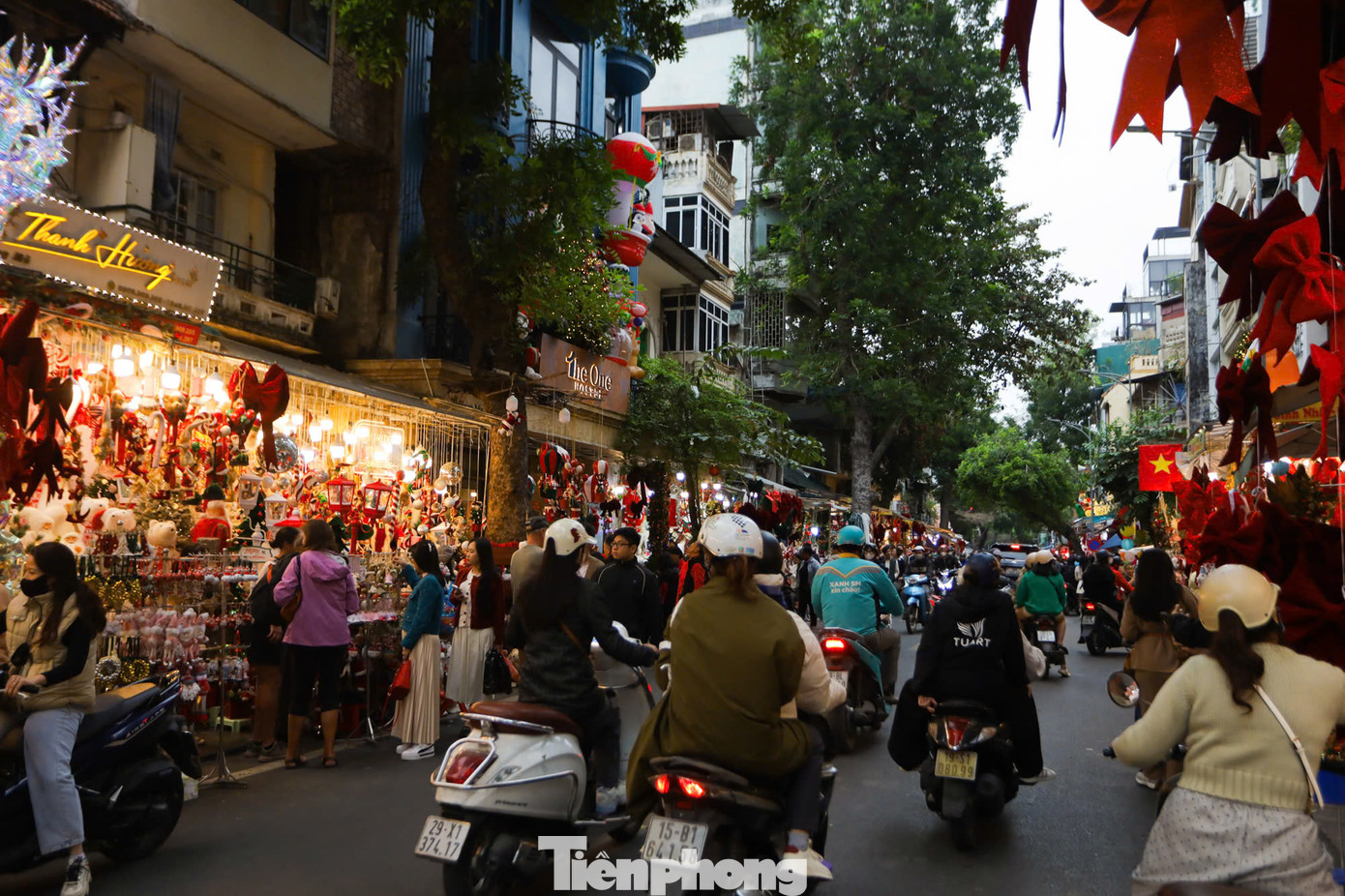 Khách nườm nượp đổ về Hàng Mã dịp cuối tuần.