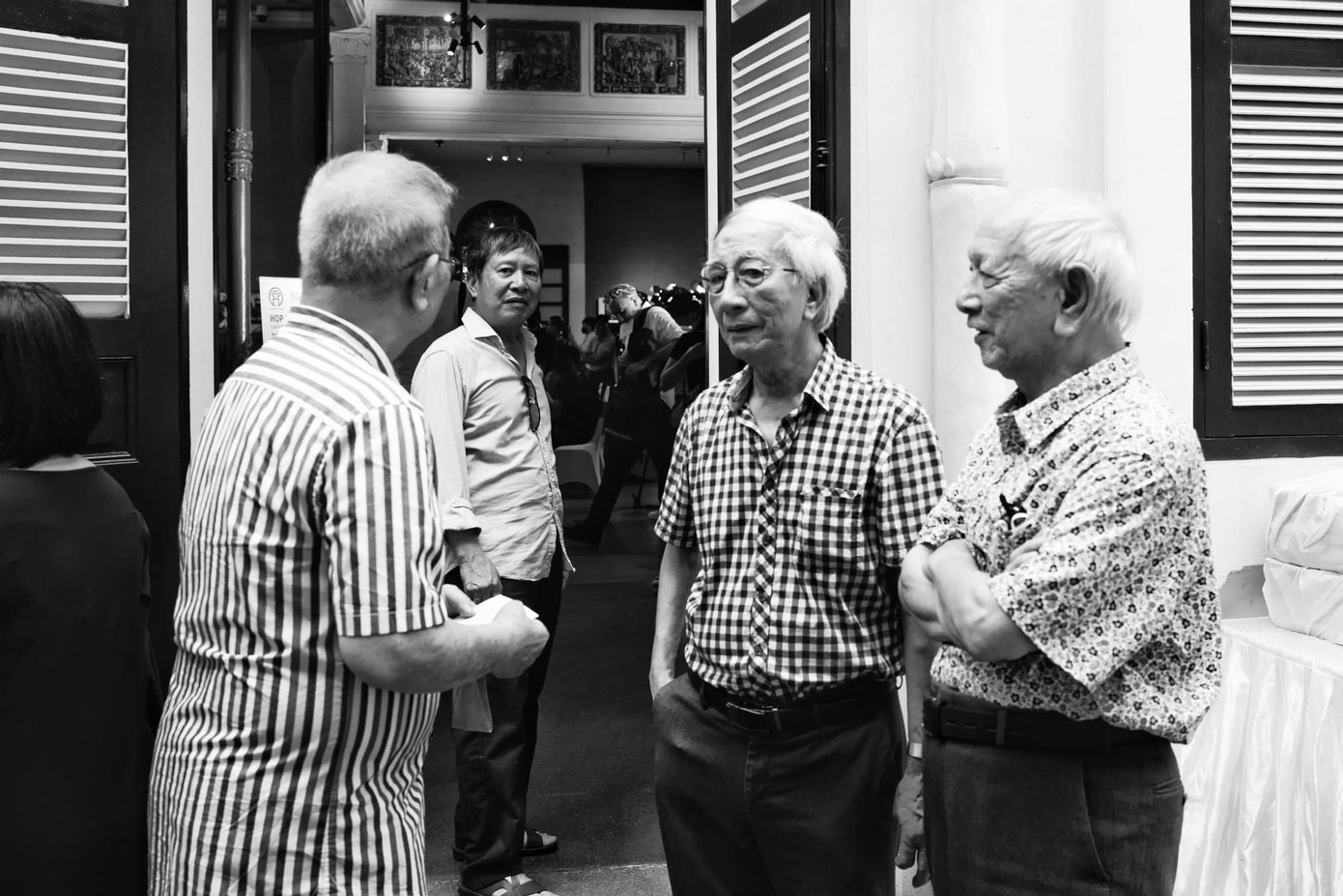 Đạo diễn Nguyễn Hữu Phần cùng một số bạn bè, đồng nghiệp. Đạo diễn Nguyễn Hữu Phần cùng một số bạn bè, đồng nghiệp.