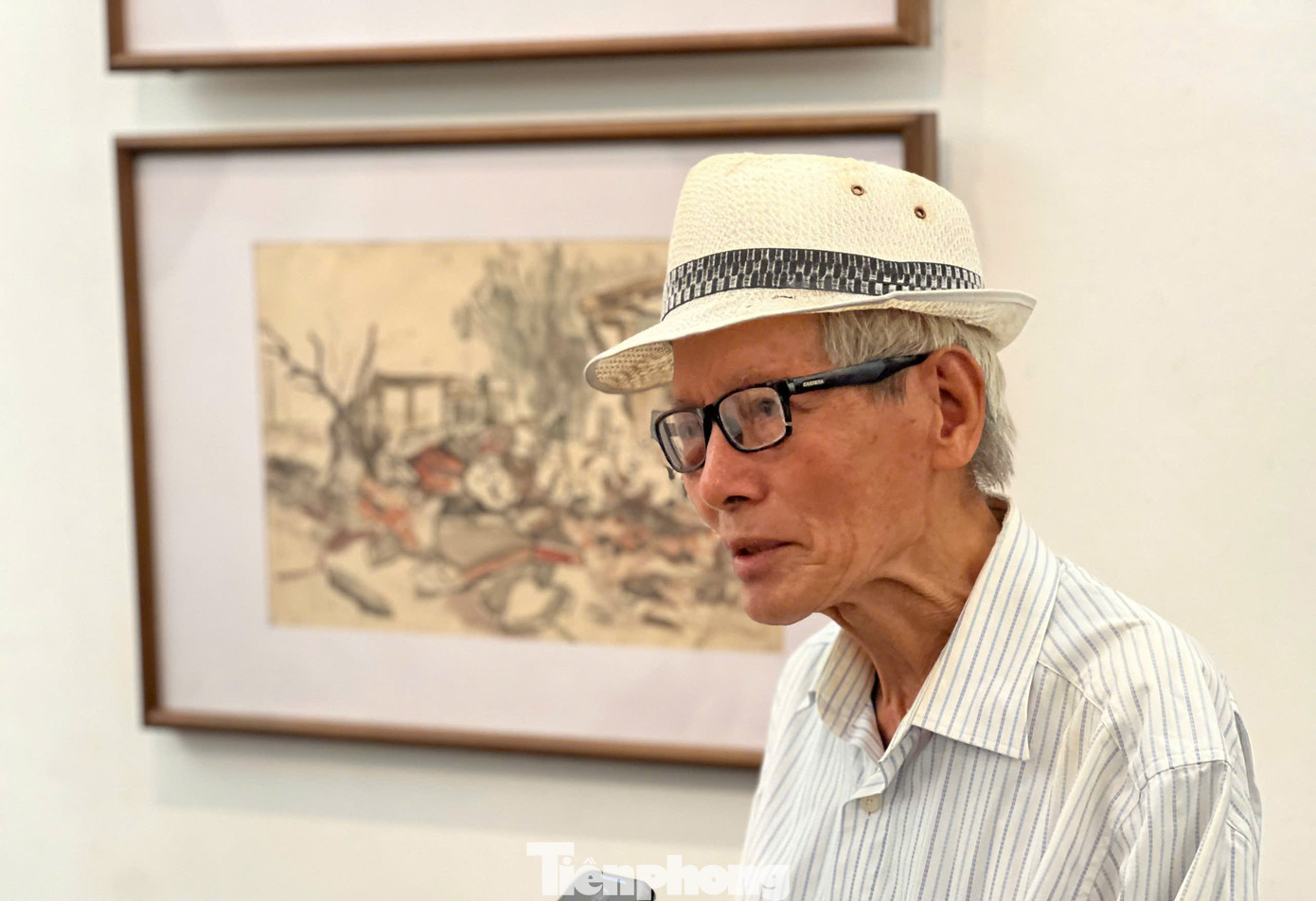 Ông Nguyễn Văn Tường - cựu Bí thư Đoàn thanh niên Nhà máy cơ khí Trần Hưng Đạo và nhà máy sửa chữa ô tô 3/2 - bày tỏ xúc động khi ngắm nhìn những hình ảnh Thủ đô trong kháng chiến. Ông cũng cho biết rất vui mừng khi ngày càng có nhiều sự kiện được tổ chức nhằm ôn lại những năm tháng hào hùng của dân tộc.