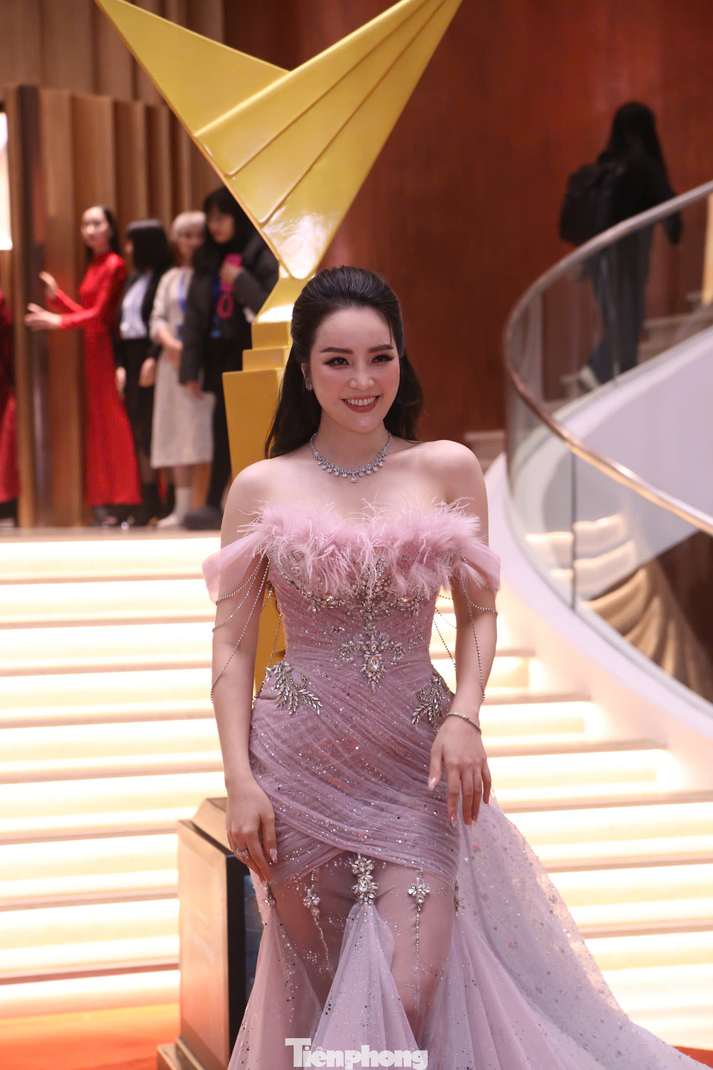 Á hậu Thụy Vân diện đầm trễ vai gợi cảm trên thảm đỏ.