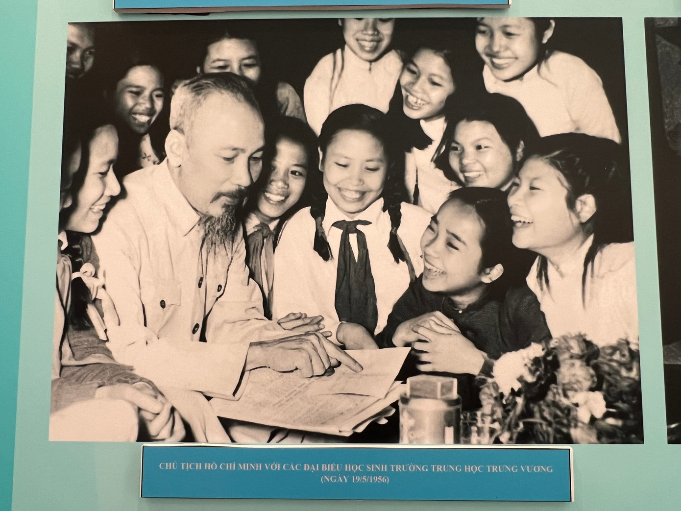 Ngày 19/5/1956, Bác Hồ gặp gỡ các đại biểu học sinh trường Trung học Trưng Vương. Những nữ sinh trong ảnh đều trở thành trí thức có nhiều đóng góp cho đất nước sau này, là giáo viên, kỹ sư hóa học, kỹ sư nông nghiệp,...